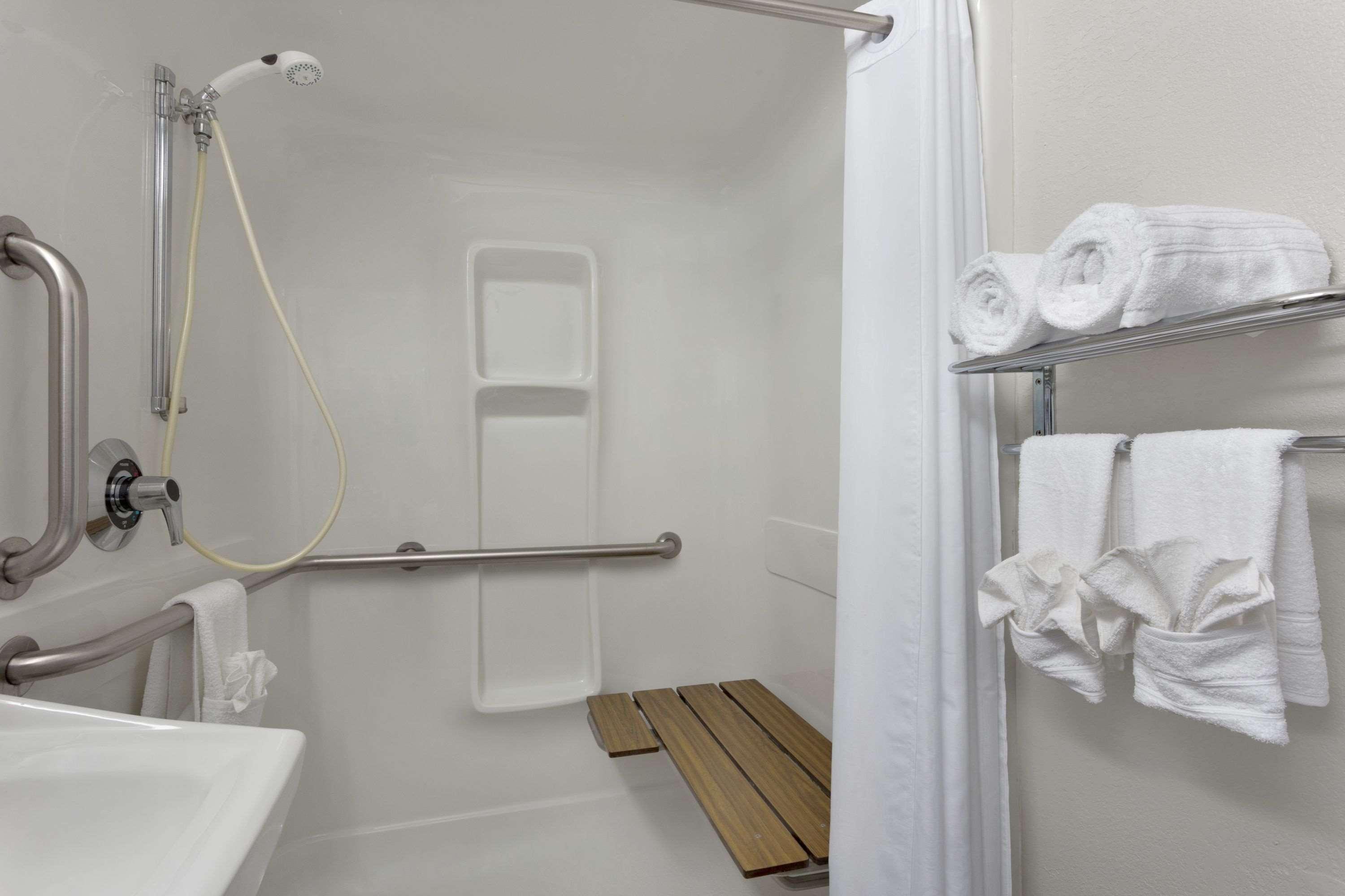 Microtel Inn By Wyndham Louisville East Экстерьер фото