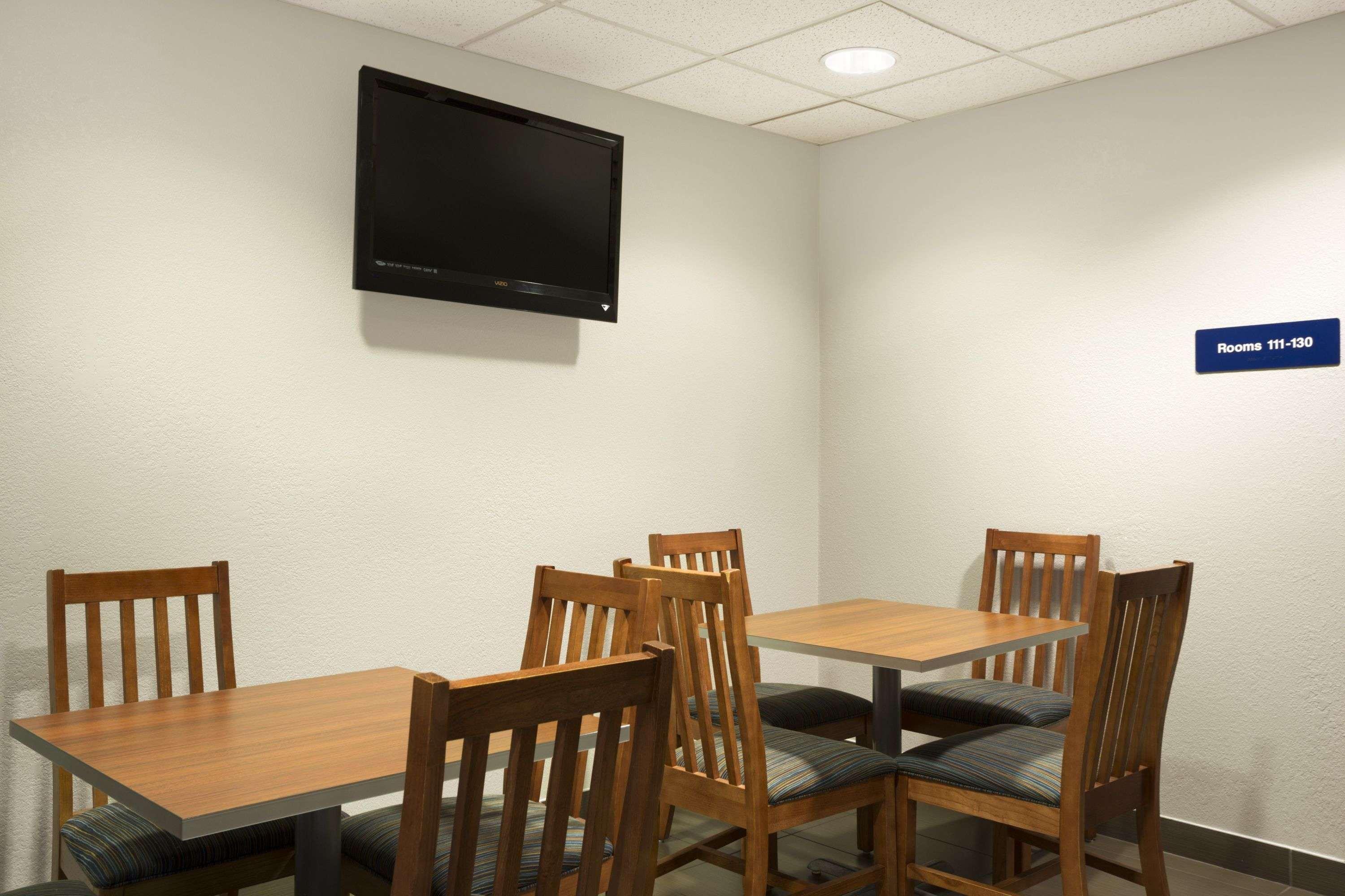 Microtel Inn By Wyndham Louisville East Экстерьер фото